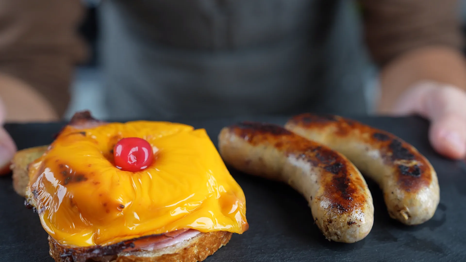 Toast Hawaii Bratwurst - 50s classic interpreted as sausage