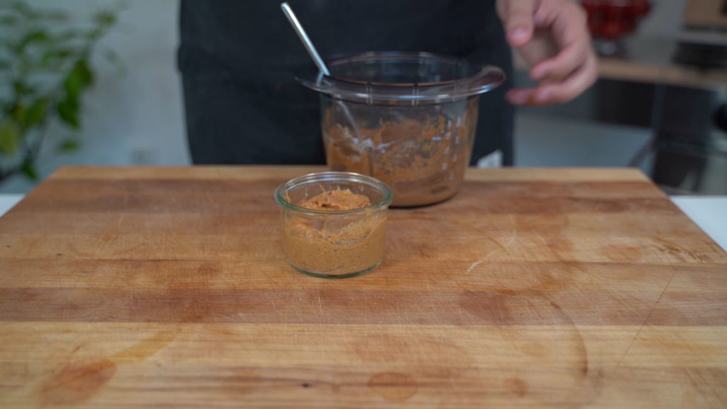Filling jars with eggplant spread