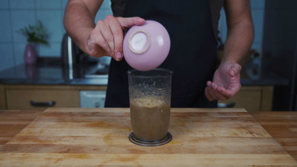 Adding mustard flour to the fig mixture