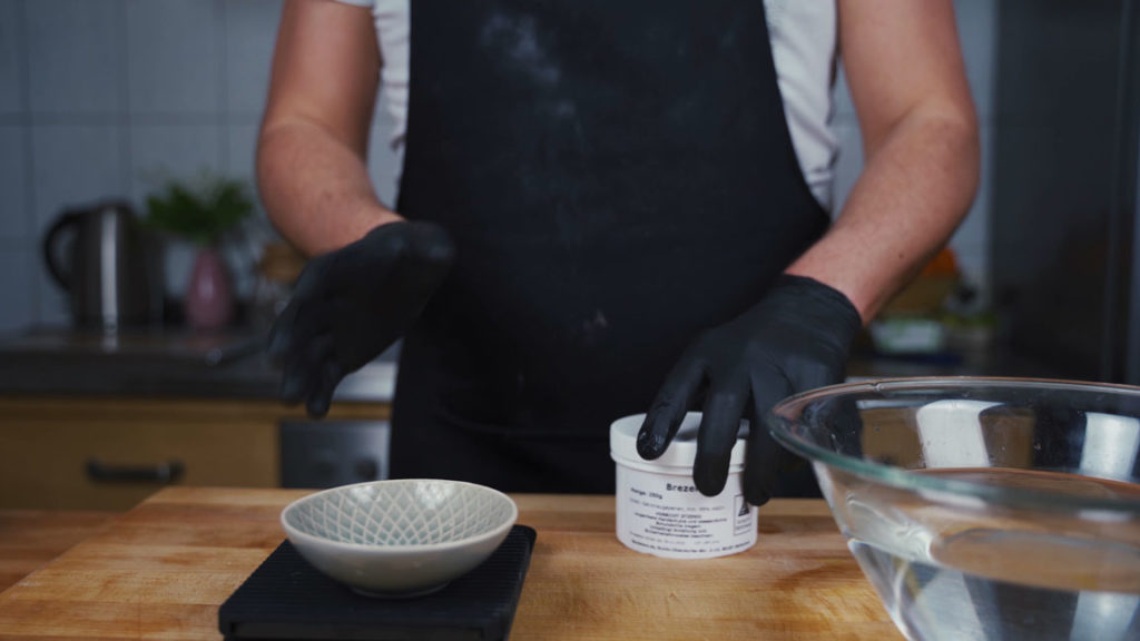 Preparing lye solution for pretzels