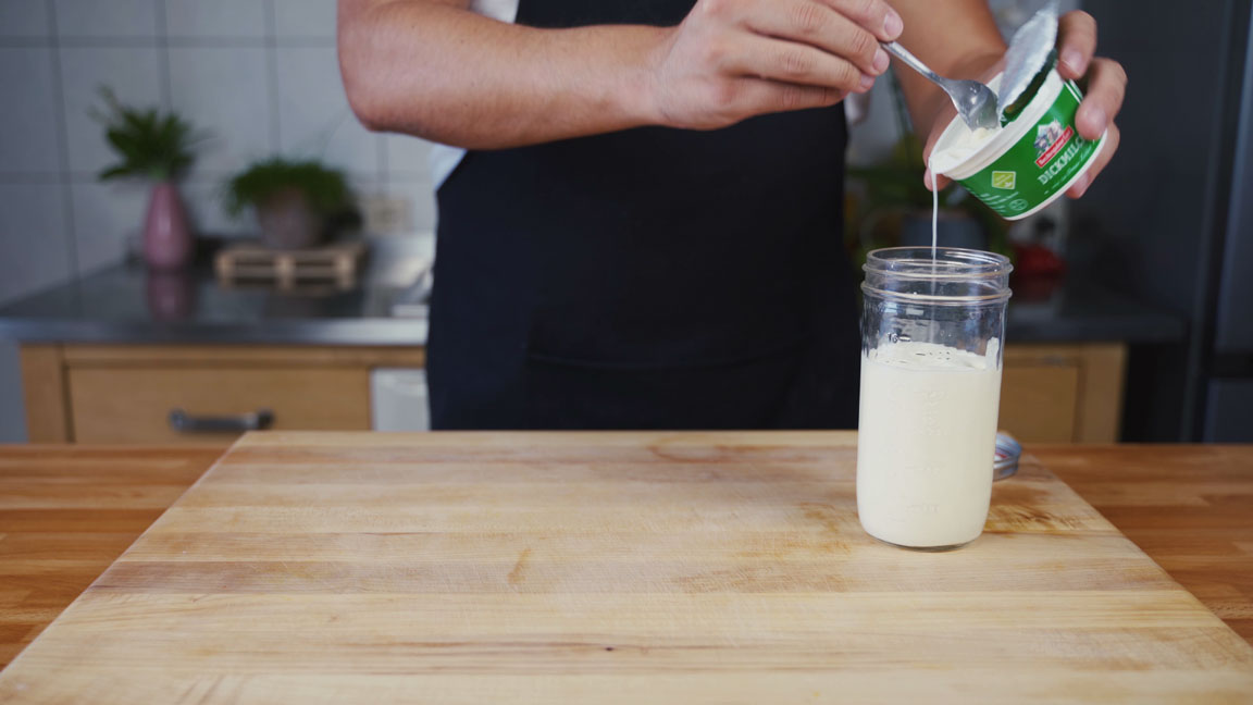Fermenting cream with cultured sour milk