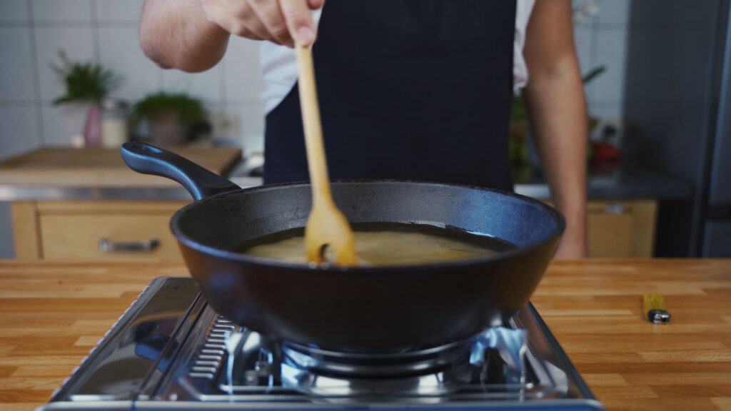 Boiling the vinegar and sugar