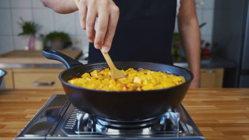 Cooking mango in the spiced liquid