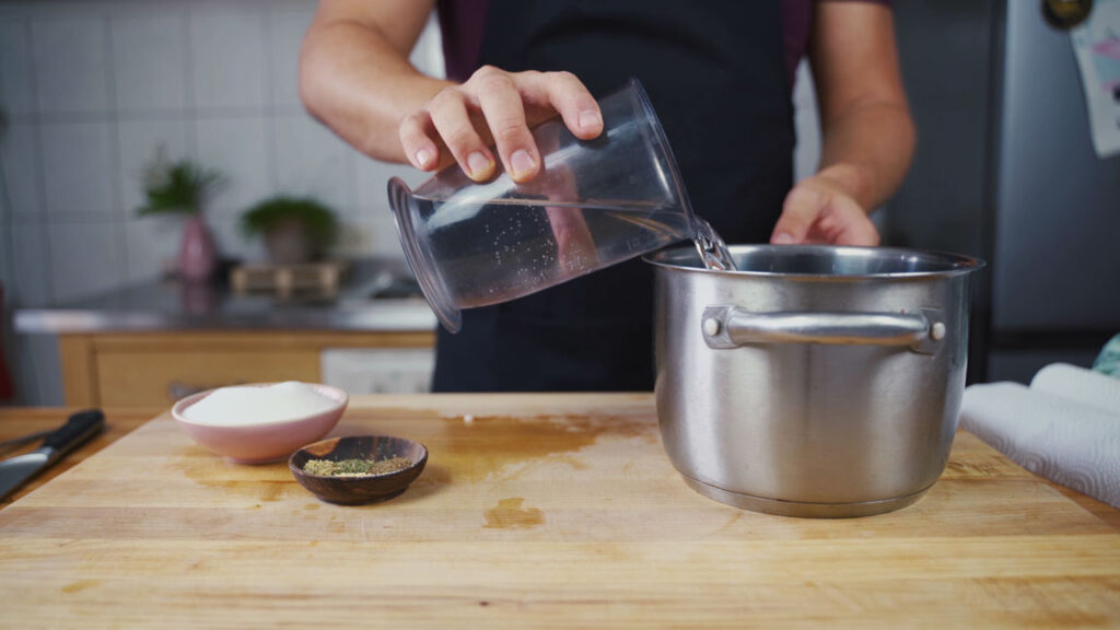 Pickling liquid in the saucepan