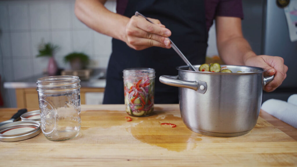 Filling the jars with vegetables