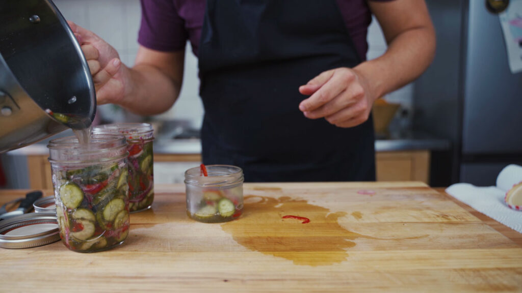 Adding the pickling liquid