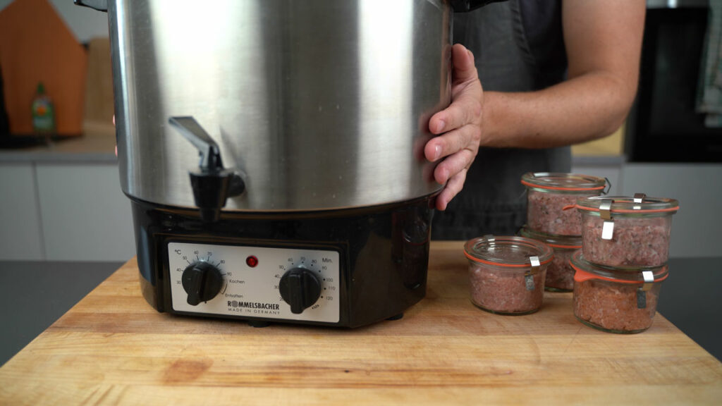 Poaching sausage in an electric preserving cooker with a temperature display