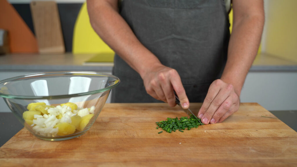 Cutting chives into rings
