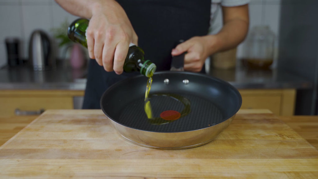 Spinach and feta spread – olive oil in the pan