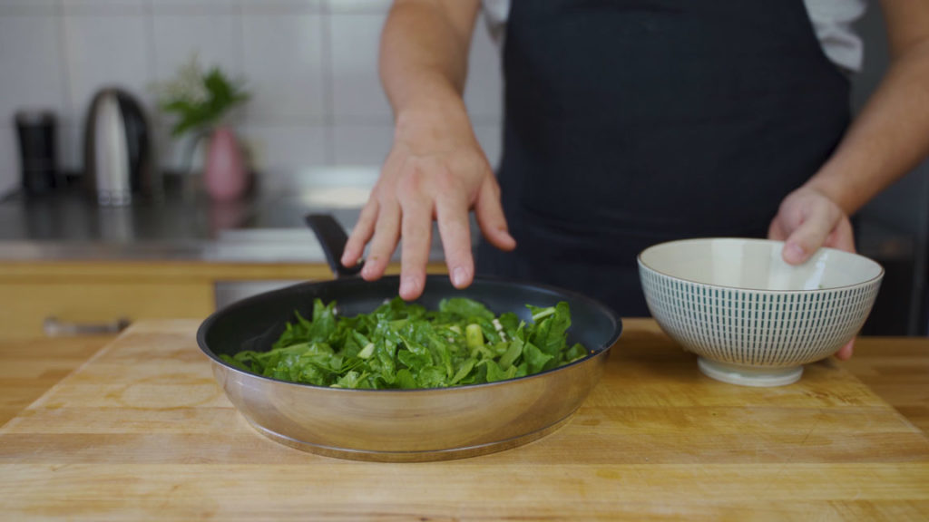 Spinach and feta spread – spinach in the pan