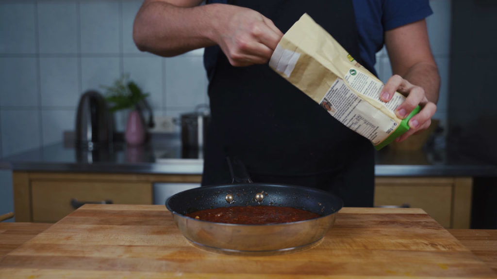 Tomato spread – adding sugar