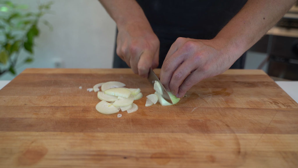 Chopping onions for vegan liverwurst