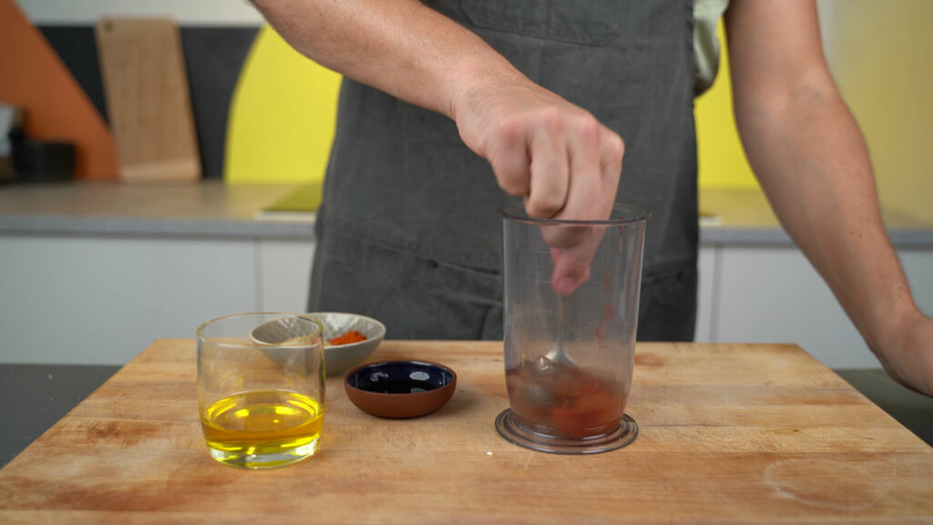 Dissolving tomato paste in water for vegan Mett