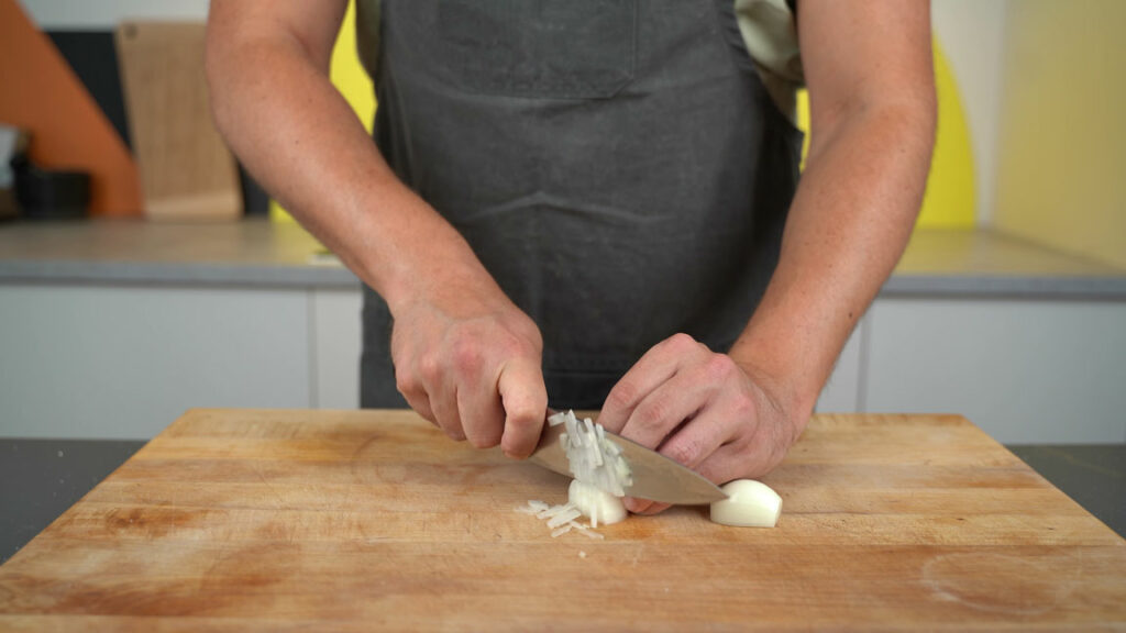 Finely chopping onions for vegan Mett