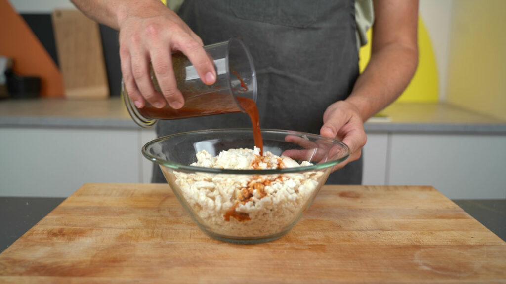 Adding onions and seasoned liquid to the rice cakes