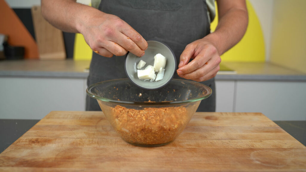 Working refined coconut oil into vegan Mett