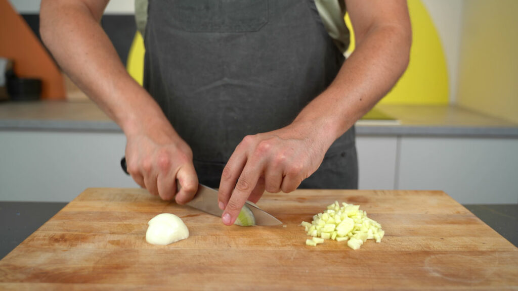 Finely diced onions for vegan Schmalz